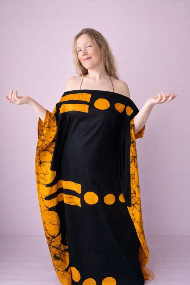 Unikatowa czarna sukienka bawełniana, batikowa z biżuterią