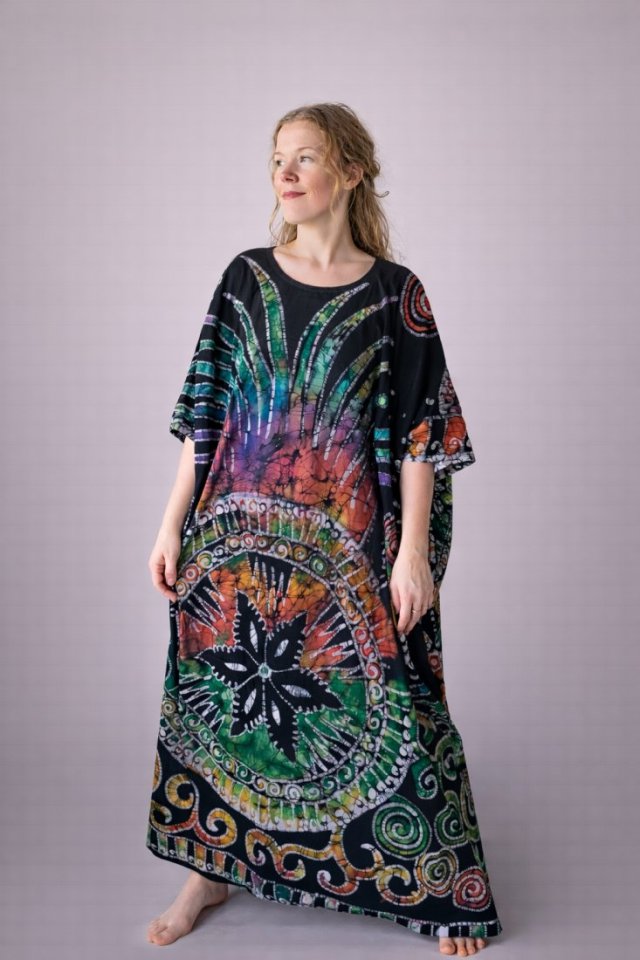 Unikatowa kolorowa sukienka bawełniana, batikowa z biżuterią