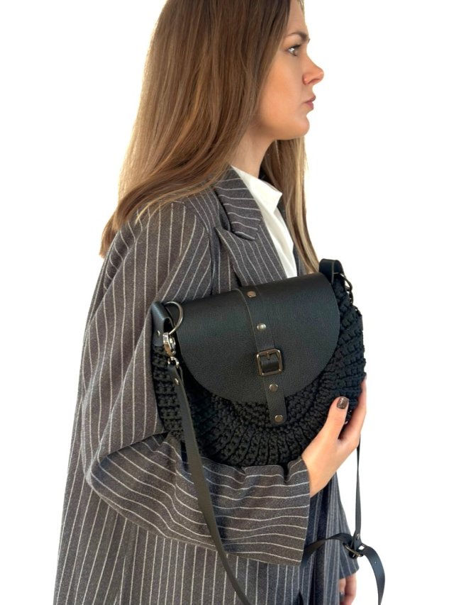Torebka szydełkowa z klapką skórzaną – czarna torebka handmade na ramię