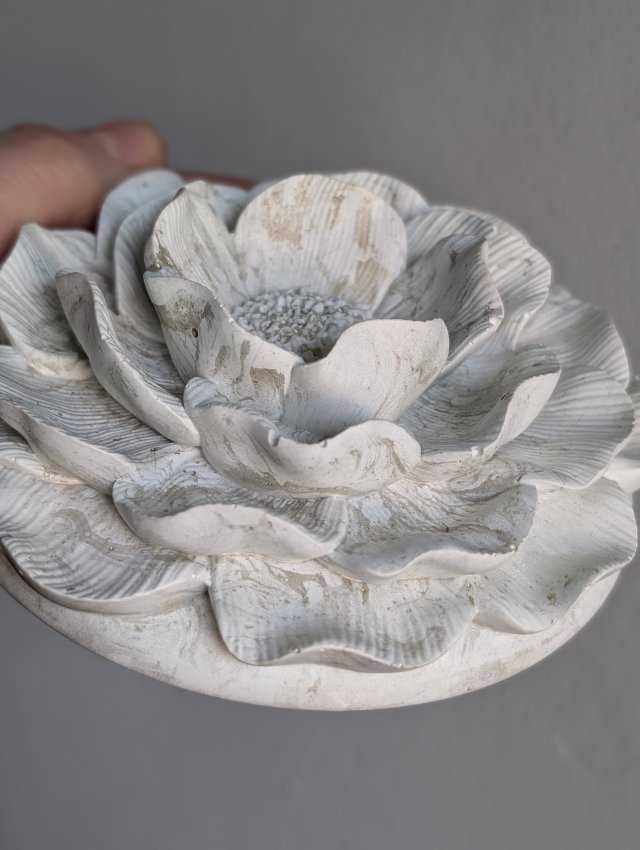 Świeca sojowa o zapachu Black Opium w pojemniku z gipsu polimerowego