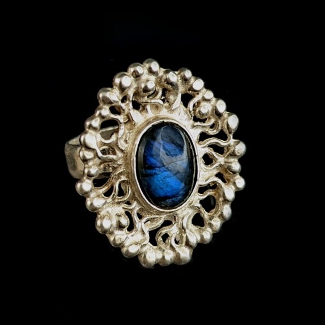 LABRADORYT W SREBRNYCH GAŁĄZKACH