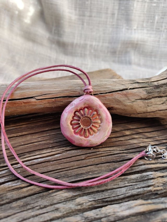 Różany Kwiat – Artystyczny wisiorek z glinki