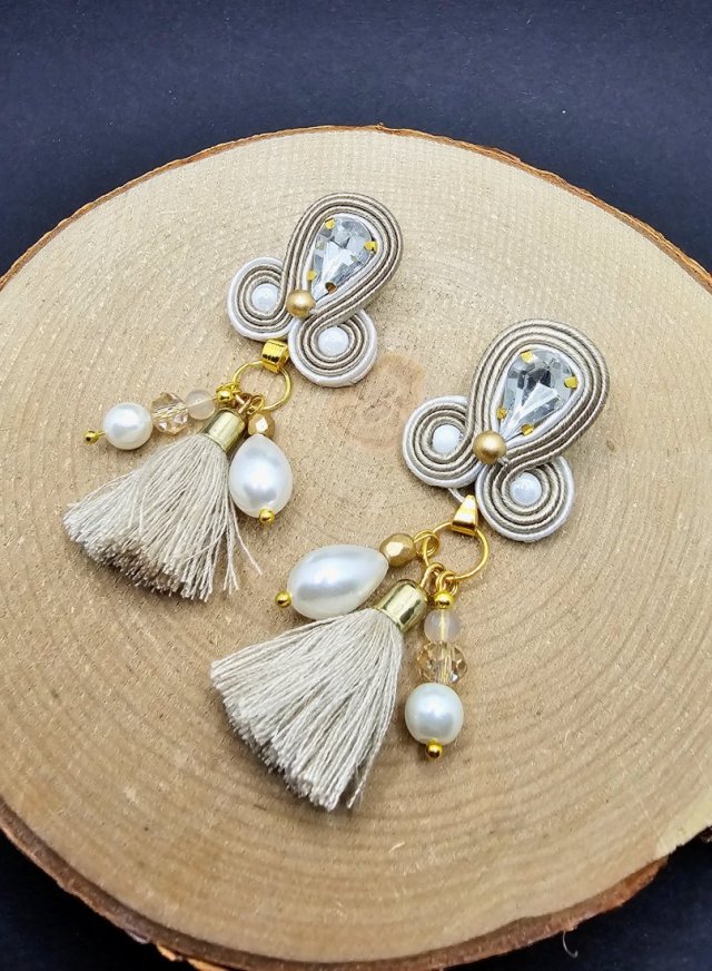 Beżowo-białe kolczyki sutasz z chwostami