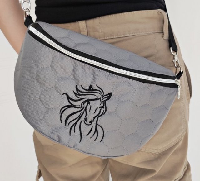 Nerka na ramię z koniem