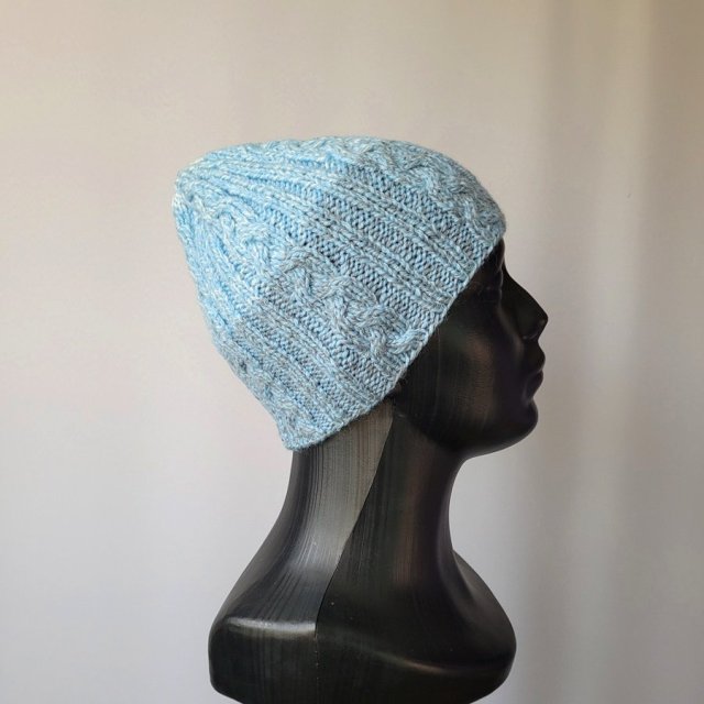 Lekka czapka z warkoczami