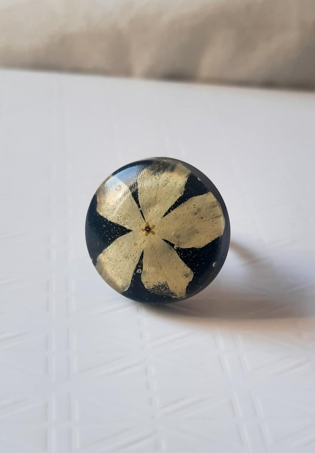 Czarny Pierścionek z Kremowym Kwiatem