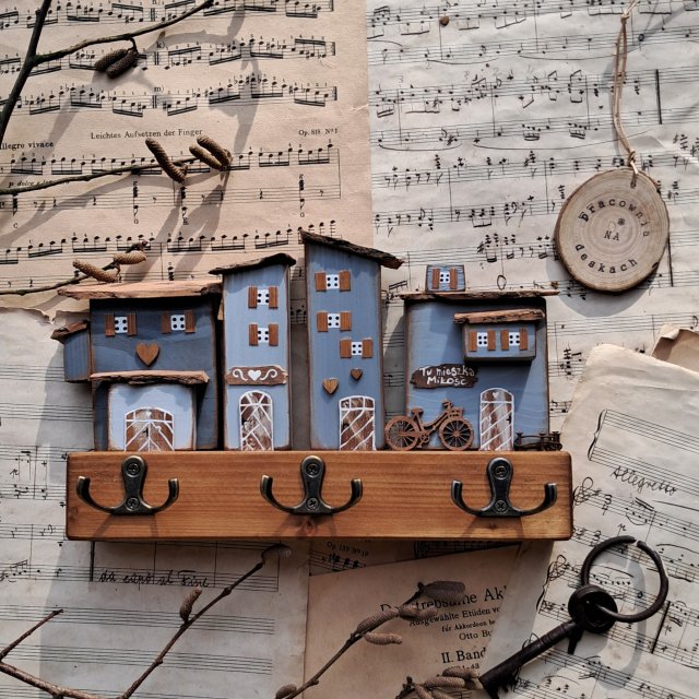 Wieszak z szarymi domkami