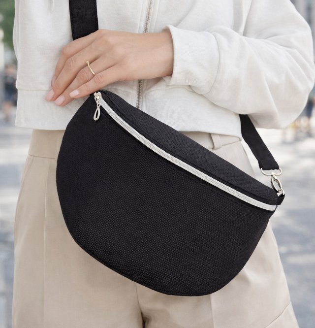 Czarna nerka na ramię z plecionego materiału boho