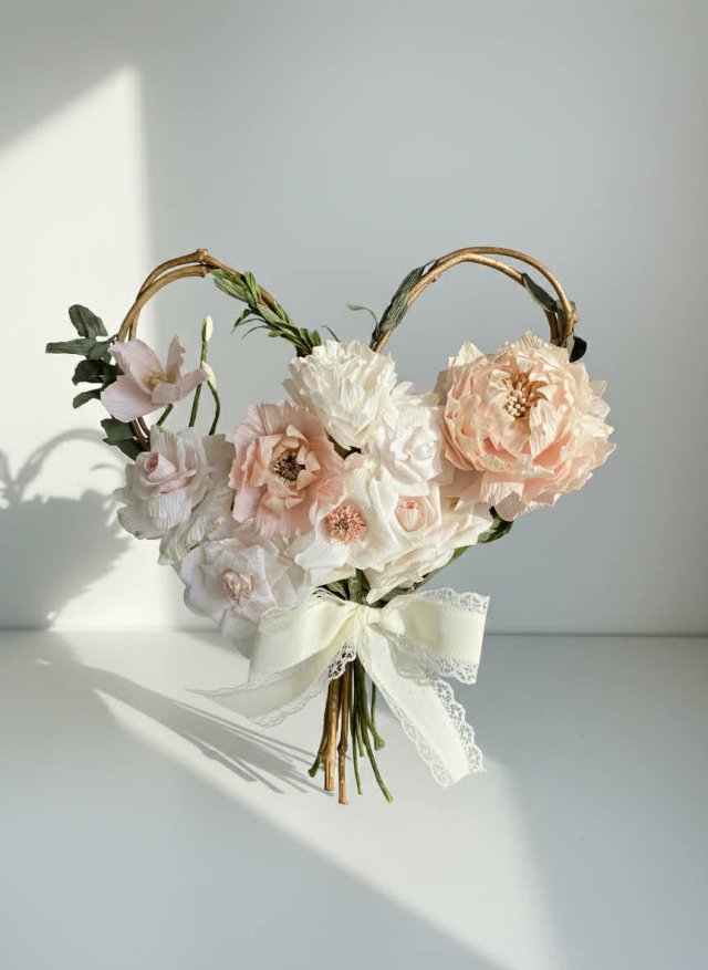 Bukiet w kształcie serca z ręcznie robionych kwiatów z papieru