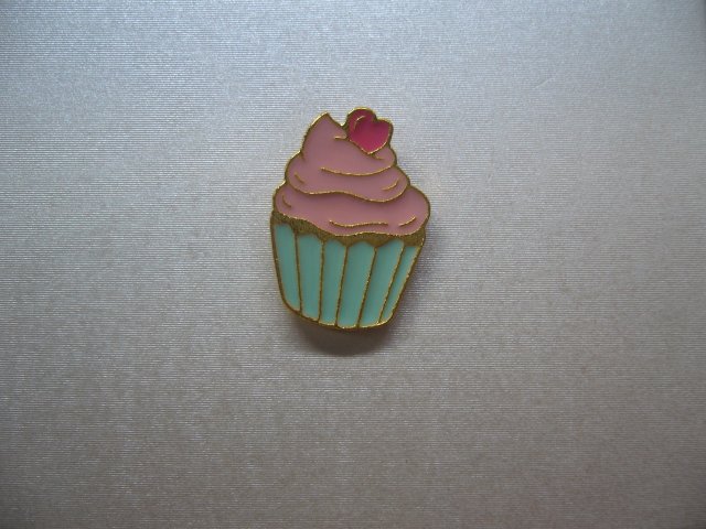 METALOWA EMALIOWANA PIN PRZYPINKA MUFFINKA