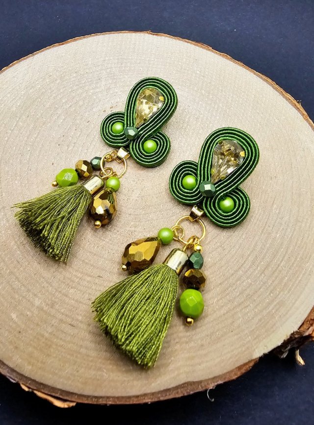 Zielone kolczyki sutasz z chwostami
