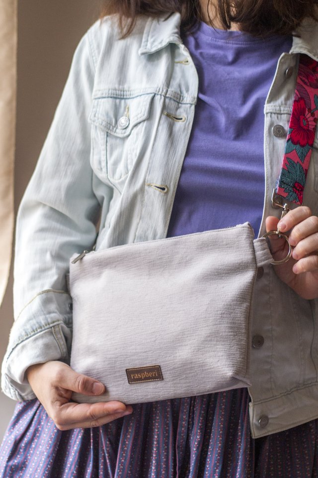 Jasnoszara kopertówka na kolorowym pasku