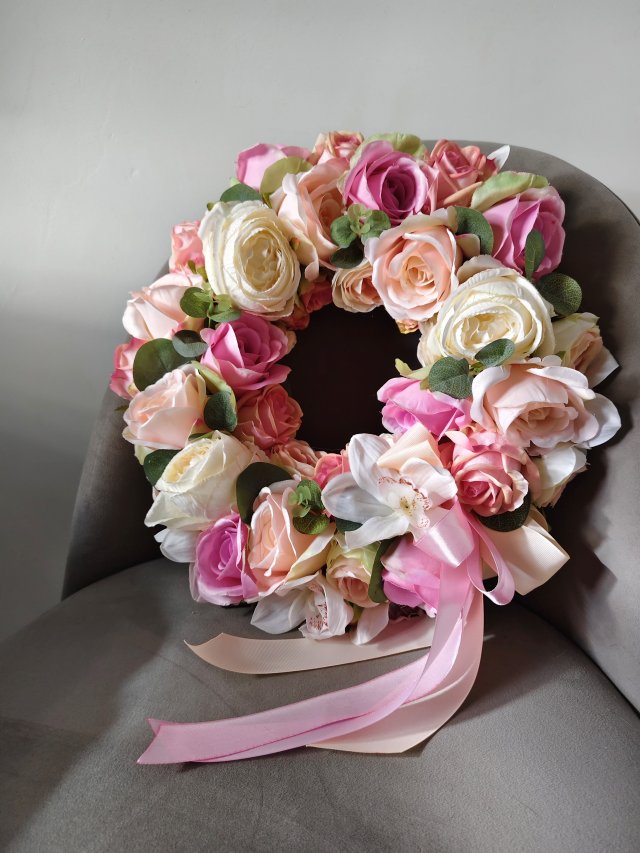 Wianek pastelowy z róż