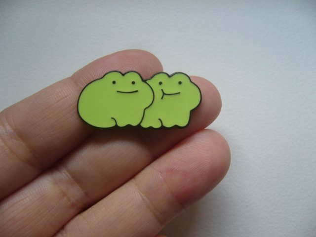 METALOWA EMALIOWANA PIN PRZYPINKA UROCZE ŻABKI