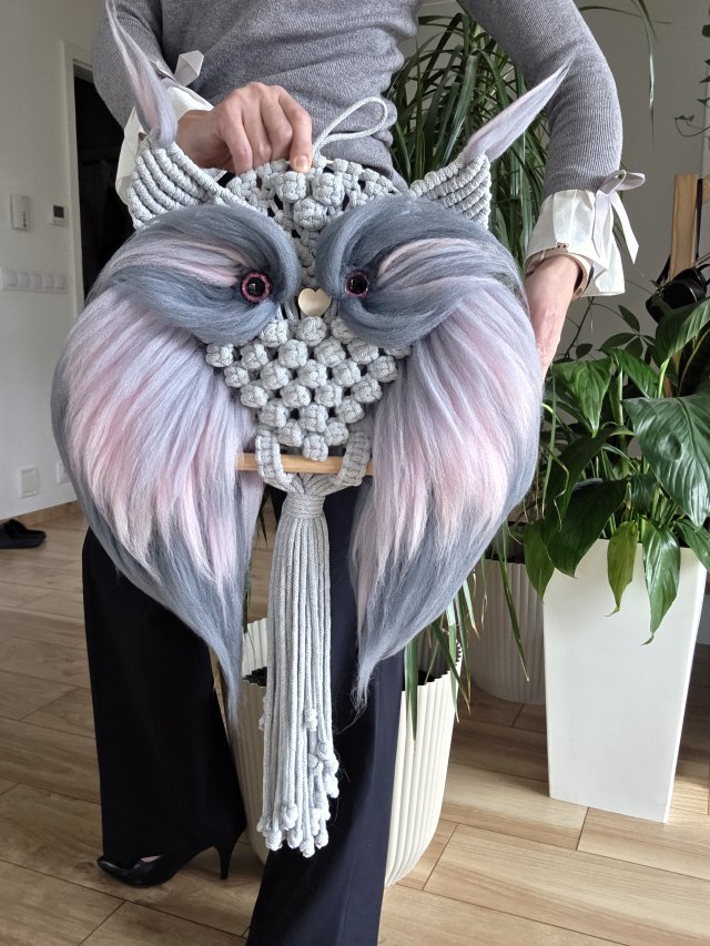 Duża Sowa, dekoracja na ścianę boho szara, różowa