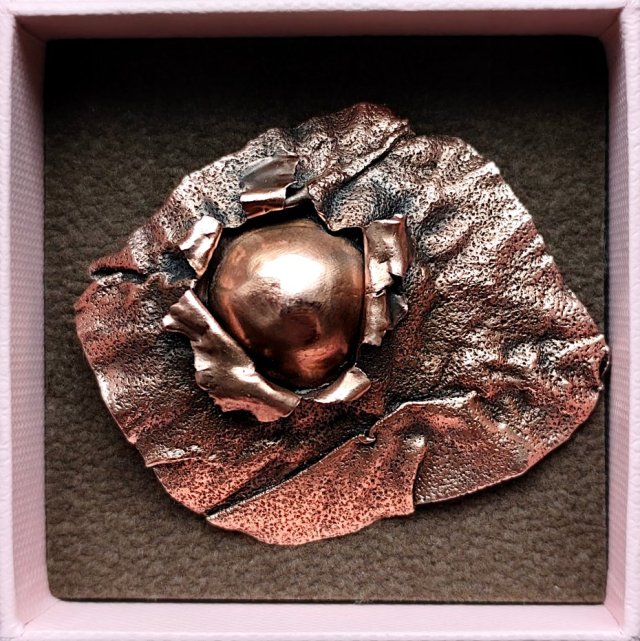 Brosza mikrorzeźba Narodziny