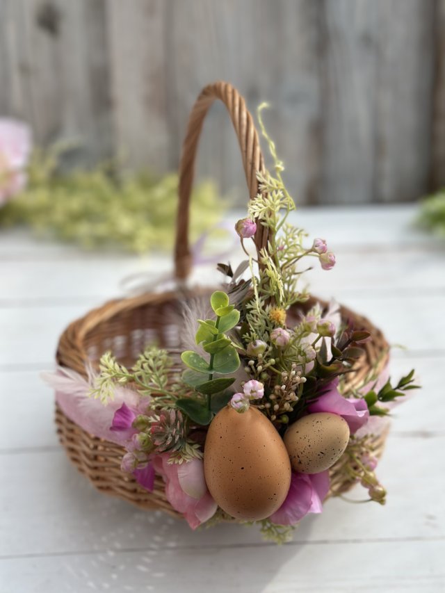 Koszyk wiklinowy z dekoracją, na stół wielkanocny