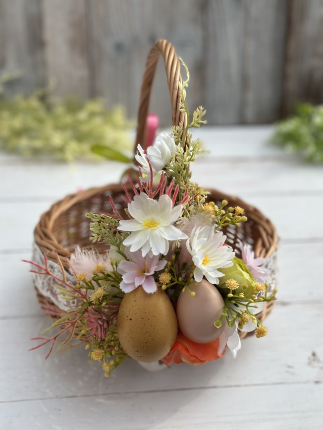 Koszyk wiklinowy z dekoracją, na stół wielkanocny
