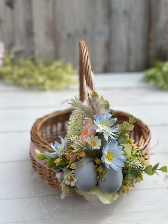 Koszyk wiklinowy z dekoracją, na stół wielkanocny