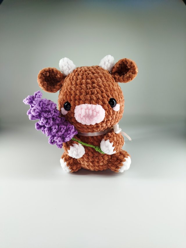 Pluszowa krówka z lawendą w rączkach Handmade - amigurumi