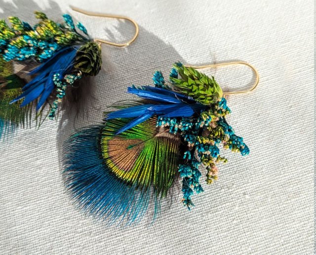 Kolczyki pióra pawia i niebieskie kwiaty