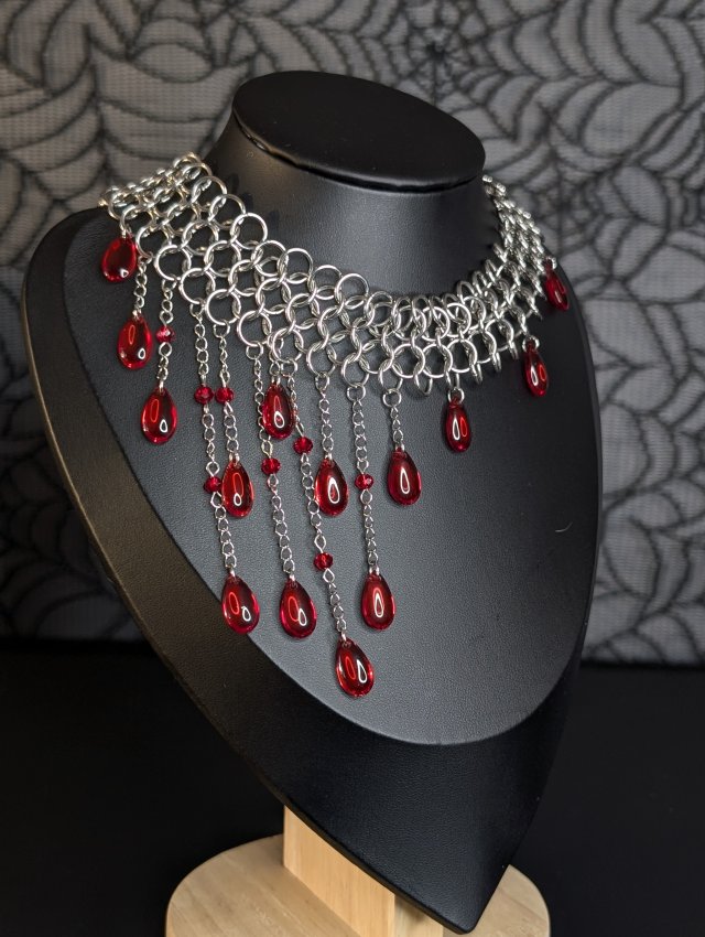 Naszyjnik Sanguine Deluge – Gotycki Choker Kolczuga, Krwawe Łzy, Vampirecore
