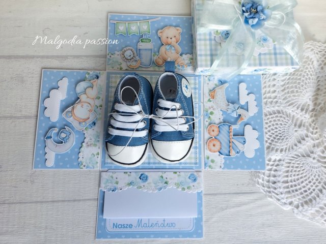 Pudełko exploding box z prawdziwymi bucikami