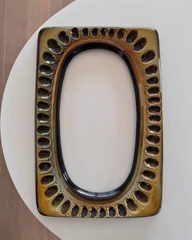 Rama ceramiczna do lustra obrazu proj. Adama Sadulskiego Mirostowice, II połowa XX w.