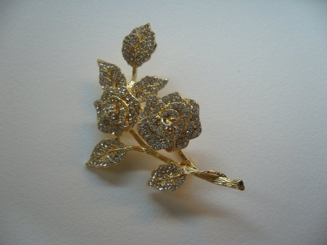 BROSZKA RÓŻE BUKIET RÓŻ