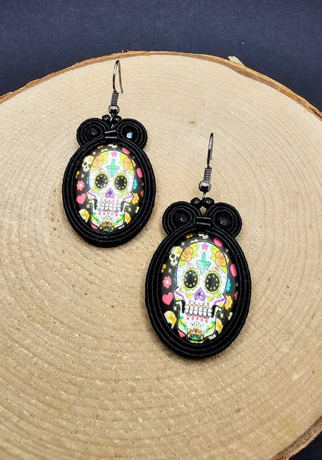 Czarne kolczyki sutasz z kolorowymi czaszkami
