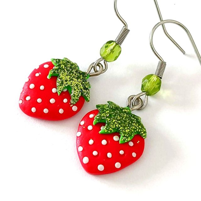 Małe kolczyki truskawki