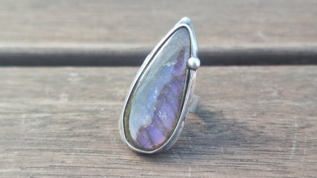 W fiolecie - pierścionek regulowany