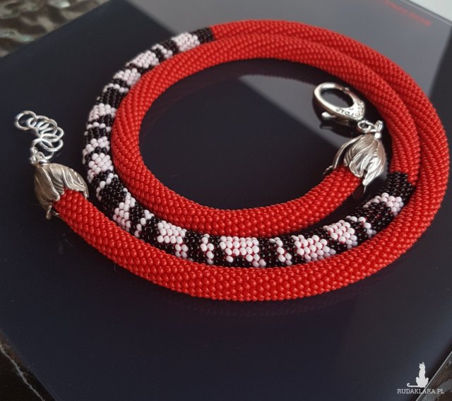 Naszyjnik czerwony w zwierzece wzory
