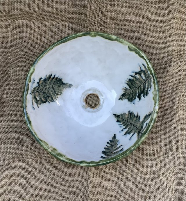 Ceramiczna ręcznie robiona biała umywalka z paprociami