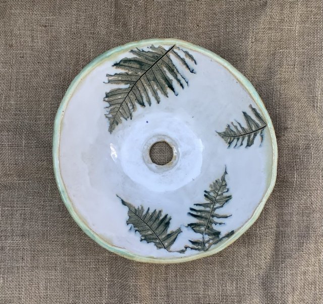 Ceramiczna ręcznie robiona biała umywalka z paprociami