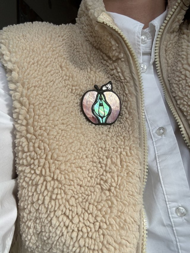 Szklana broszka "Czerwone Jabłko" Symbol kobiecości. Witraż