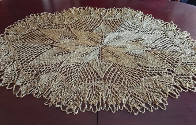 Obrus na drutach w kolorze starego złota