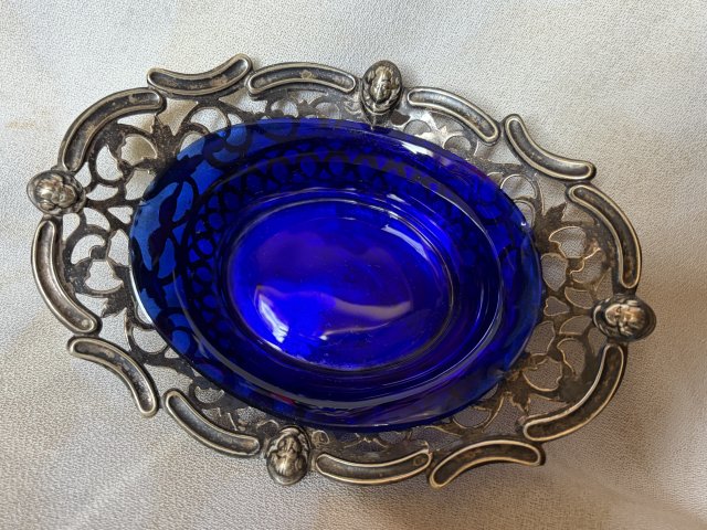 Miniaturowa ażurowa srebrzona paterka ze szkłem kobaltowym - rzadkość