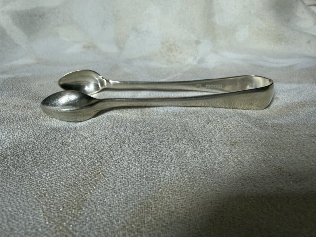 Srebrzone eleganckie  szczypce do cukru w   kostkach sygnowane subtelnie ozdobne