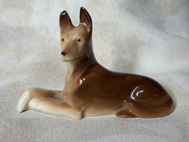 Figurka porcelanowa nie sygnowana urocza do kolekcji