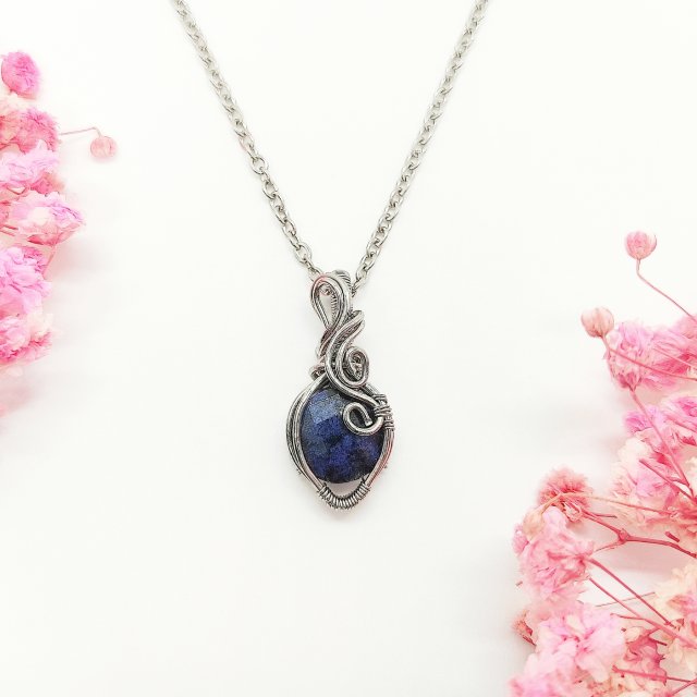 Naszyjnik Dumortieryt stal chirurgiczna wisiorek handmade wirewrapping