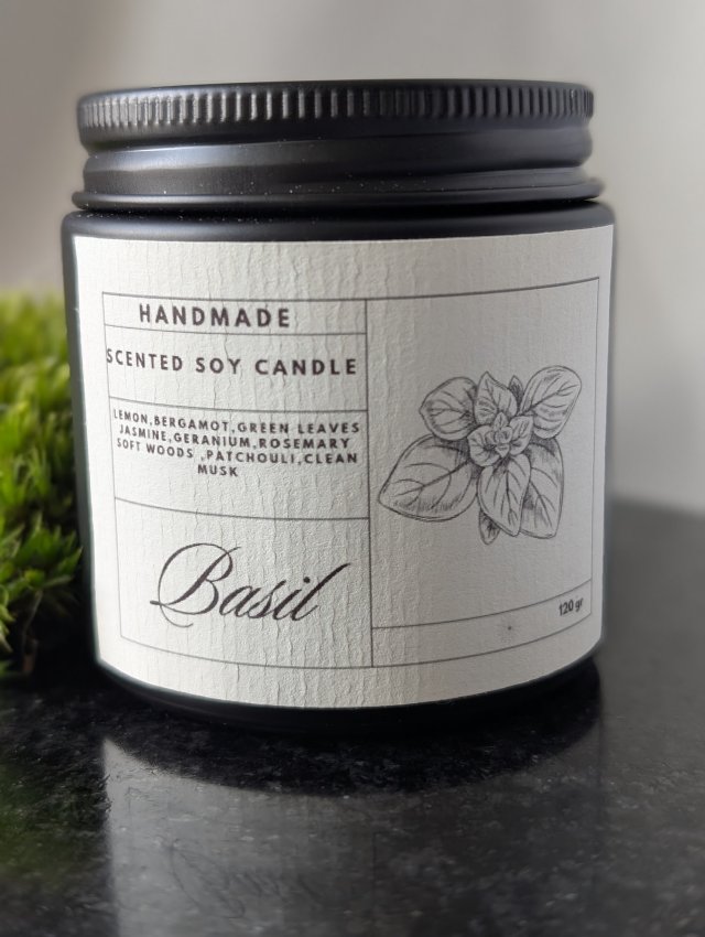 Świeca sojowa o zapachu bazyli.