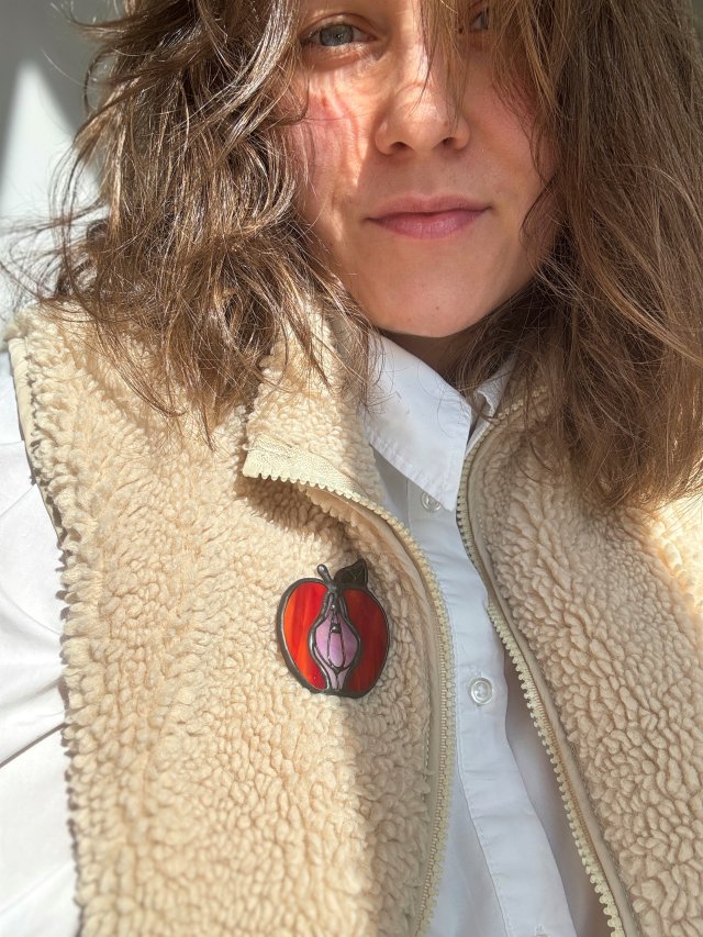 Szklana broszka "Czerwone Jabłko" Symbol kobiecości. Witraż