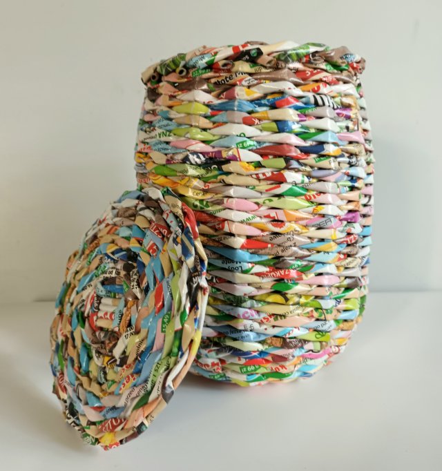 Koszyk z gazet z nakrywką