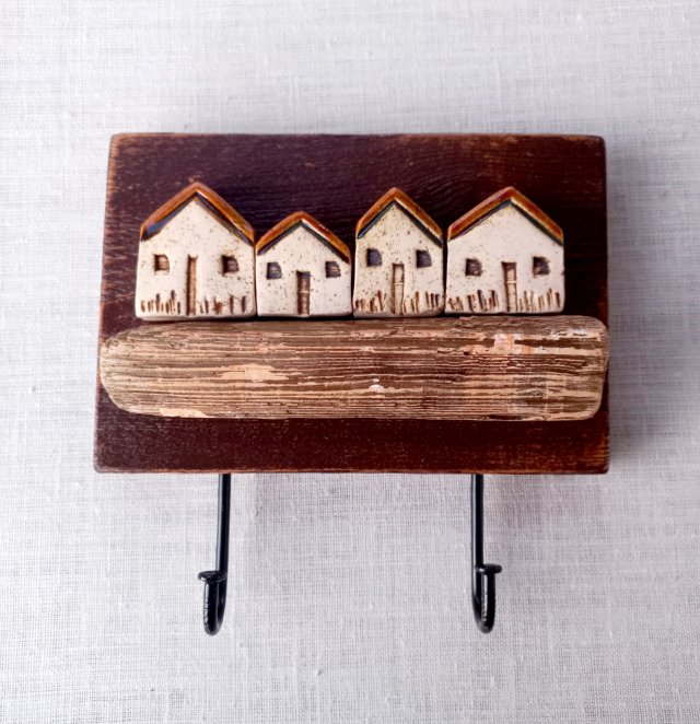 Mały wieszak z domkami ceramicznymi