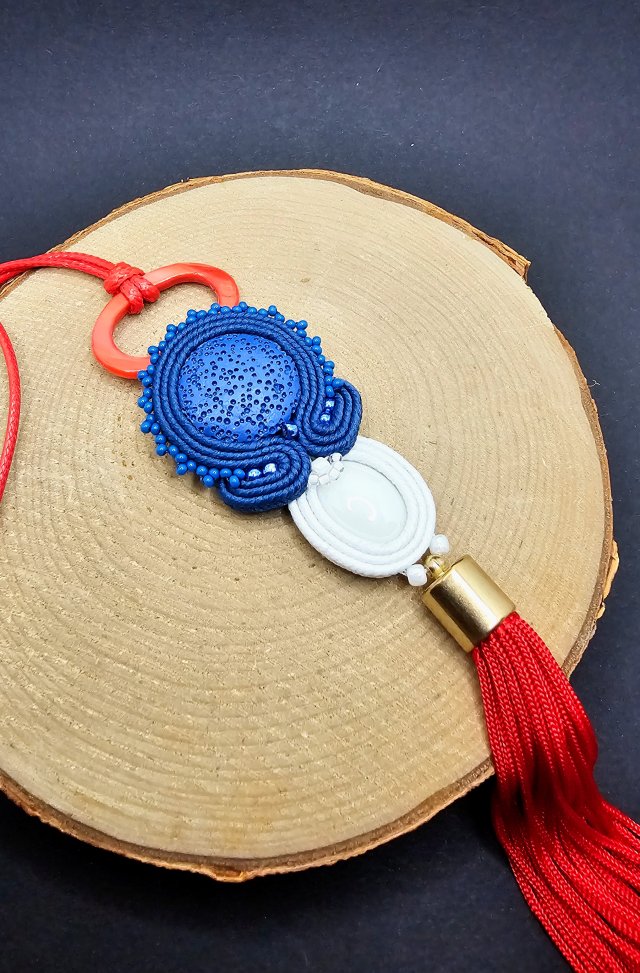 Wisior sutasz z chwostem i lawą wulkaniczną