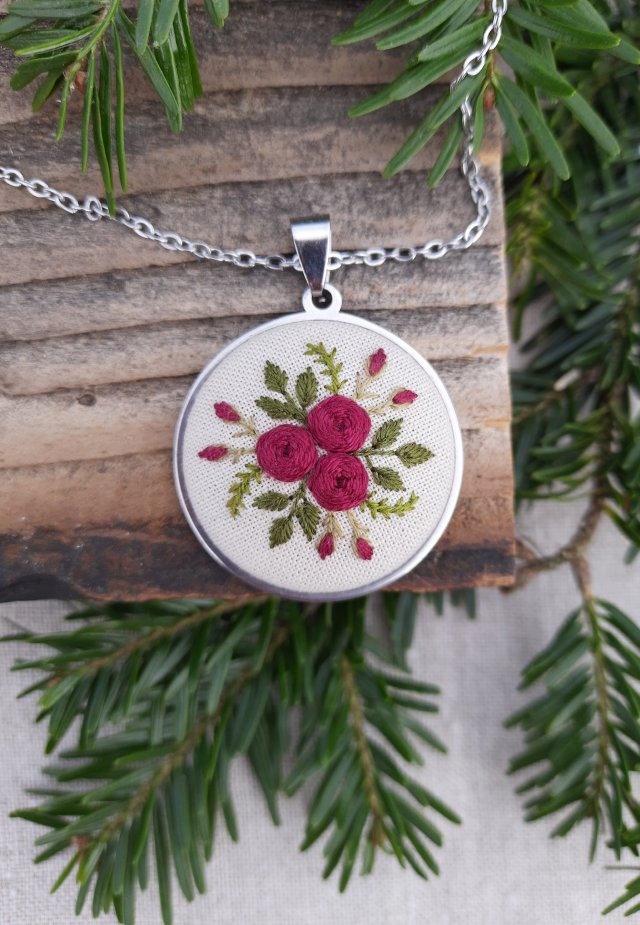 Haftowany medalion - burgundowy