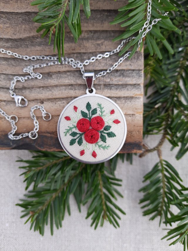 Haftowany medalion - czerwony