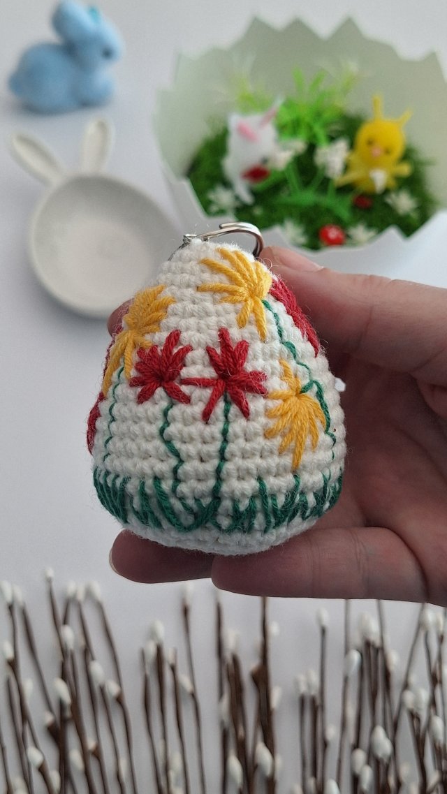 Ręcznie robiona PISANKA na szydełku - BRELOCZEK z haftowanymi kwiatami - ozdoba wielkanocna handmade