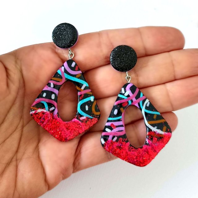 Kolorowe brokatowe geometryczne kolczyki